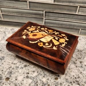 Vintage Wooden Marquetry Music Box Tune: Isle Of Capri